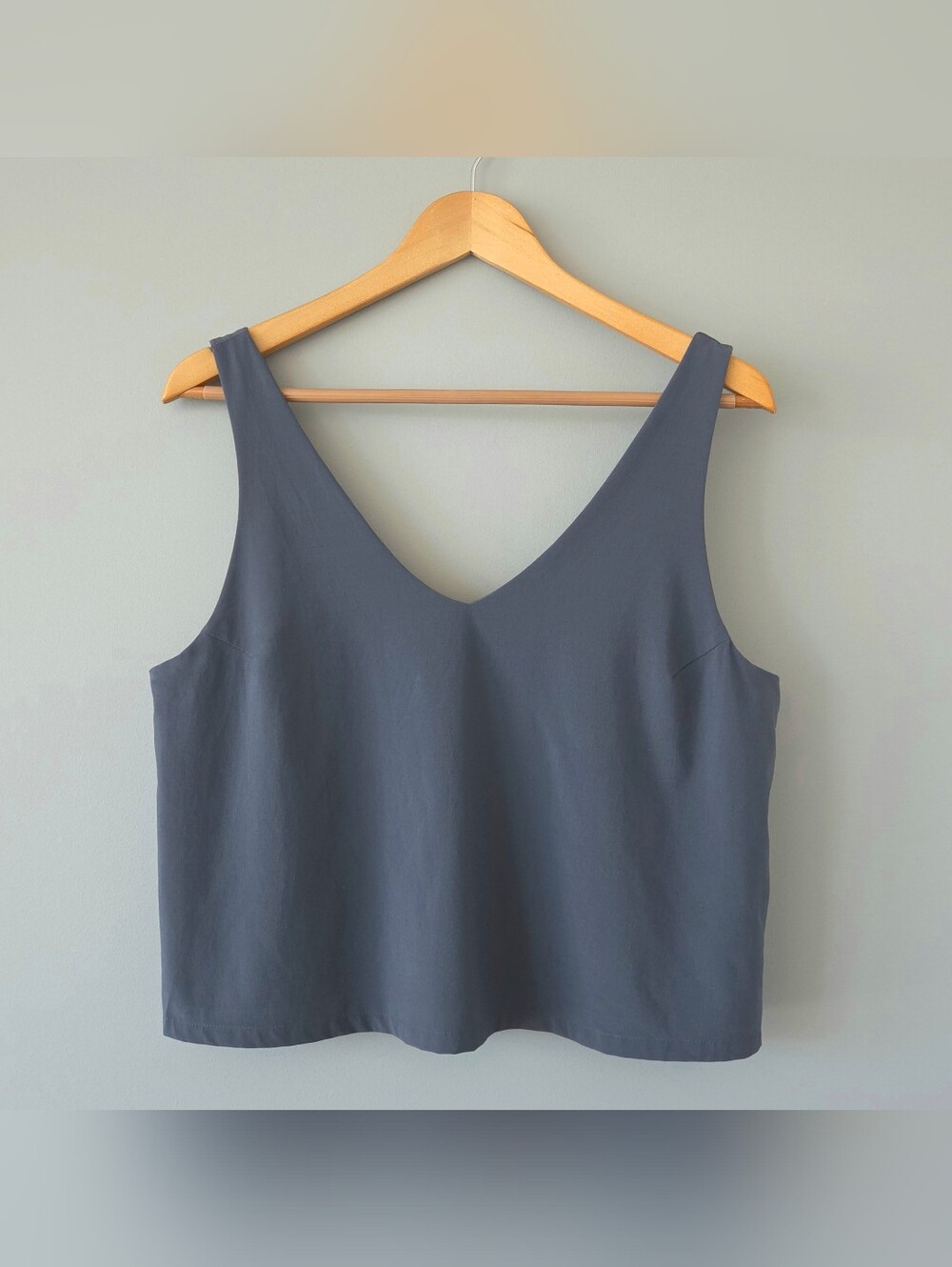 Vuori Women's Villa Cropped V-neck Tank - Size Medium - Azure - VW1214 - EUC